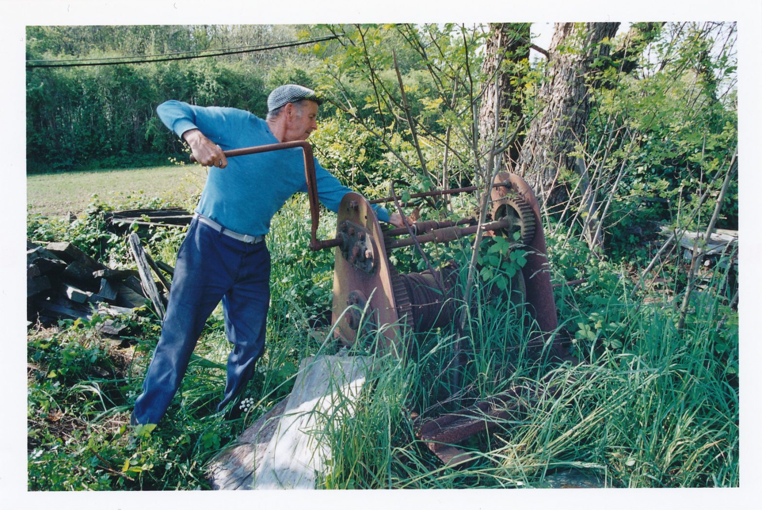 Paul Doucet actionnant l'ancien treuil